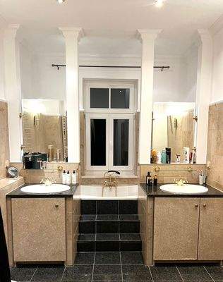 Badezimmer mit Marmor und Granit im römischen Stil