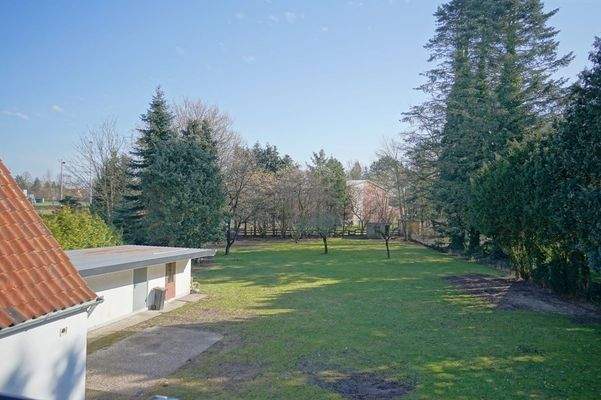 Blick von der Dachterrasse in den Garten