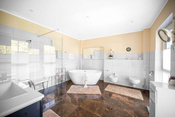 Dusch und Wannenbad OG