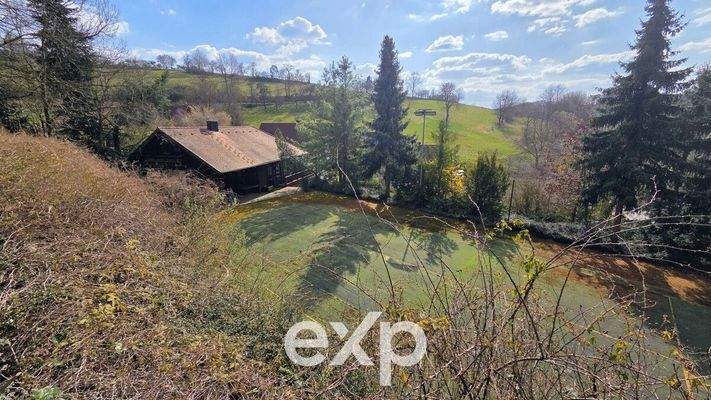 Blick zum Gästehaus und Tennisplatz