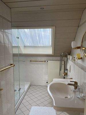 Masterbad mit Zutritt zum Schlafzimmer.jpg