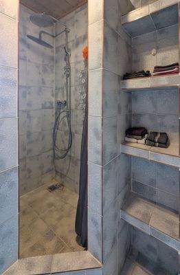 Badezimmer mit Dusche