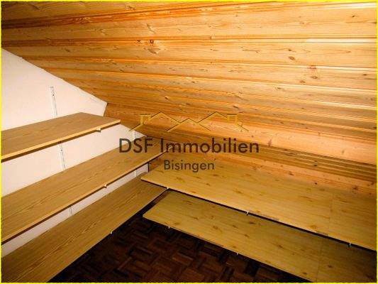 Begehbarer Kleiderschrank mit Abstellfläche.JPG