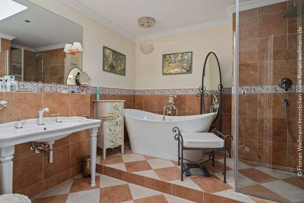 Bad mit freistehender Wanne und Dusche 10,74 m²
