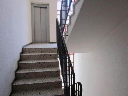 Treppenhaus mit Aufzug