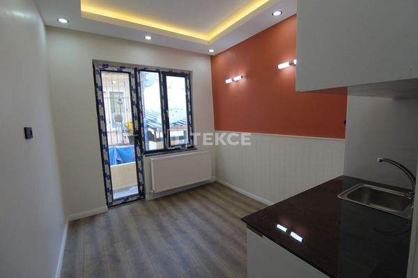 Renovated Building 600 Meters from the Sea in Fatih