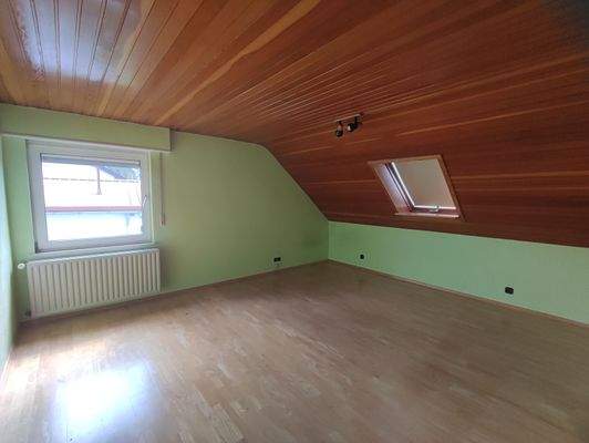 Schlafzimmer 1 OG.jpg