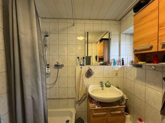 Das Badezimmer im Obergeschoss