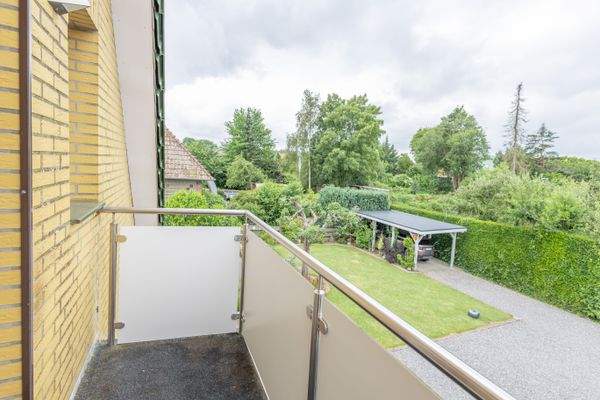 Westbalkon mit Blick in Garten