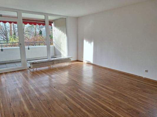 Helles Wohnzimmer mit Balkon