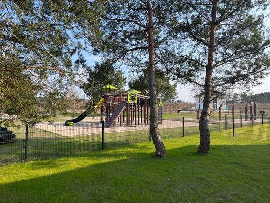 Die Kinder können den Spielplatz in der Gartensiedlung einnehmen