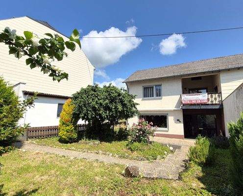 Einfamilienhaus mit Garage und Garten