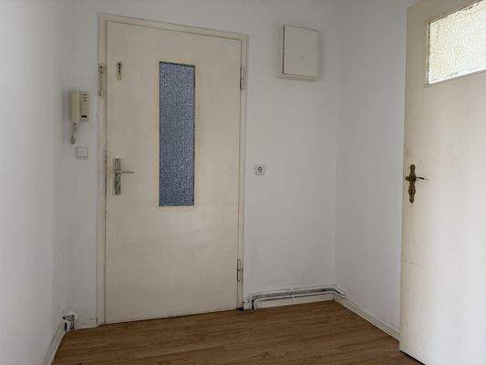 Flur mit Blick zur Wohnungstür