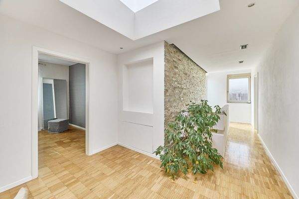 Flur mit Flachdachfenster