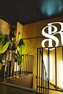 Treppenbereich/Statue/Logo