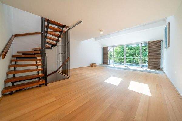 Wohnraum mit Treppenaufgang