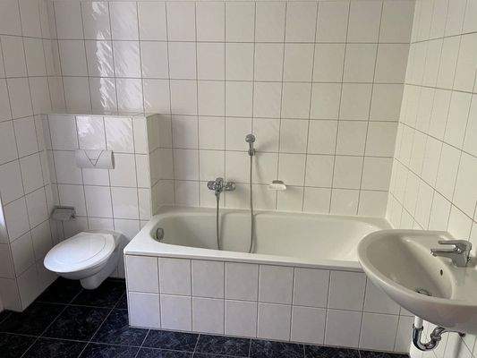 Badewanne mit Duschmöglichkeit