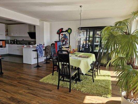 Wohnzimmer mit Möbeln