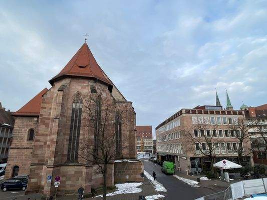 Blick auf Frauenkirche und Schöner Brunnen