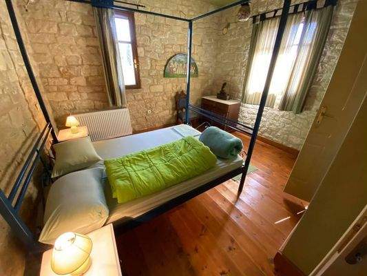 2 komplett ausgestattete Steinvillen mit schönen Gärten und 3 zusätzlichen Baurechten