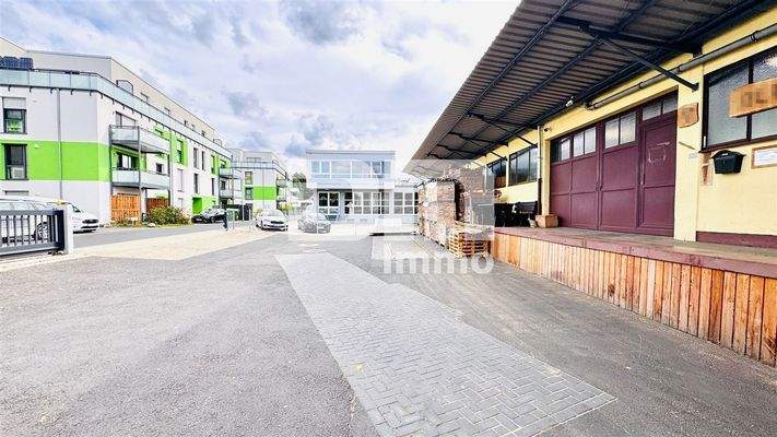 Großer Hofbereich / Vollumzäunt mit Toranlage