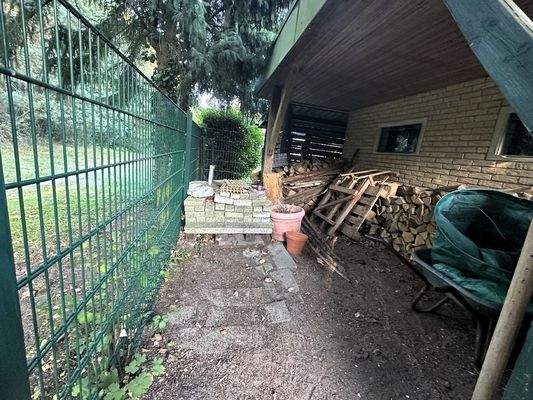 Holzlager hinter der Garage