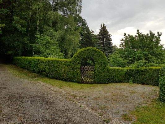 Eingang mit Parkplatz