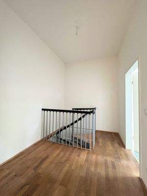 Arbeitsecke mit Treppe nach unten