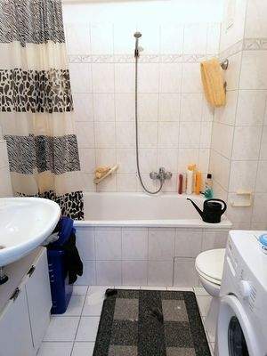 gefliestes Bad mit Wanne