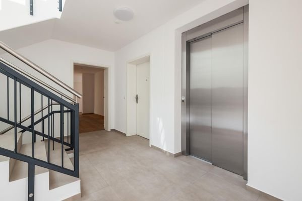 Treppenhaus mit Aufzug