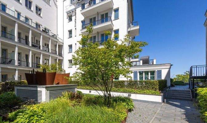 südlicher Garten mit Terrasse 