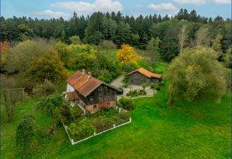 Gesamtes Anwesen mit Nebengebäuden, Wald und Bachlauf