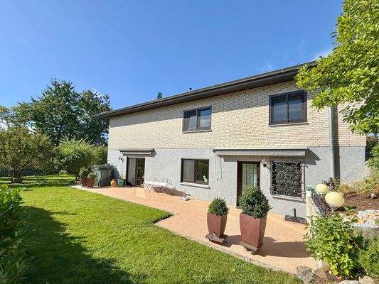 Seitenansicht mit Eingang zum UG