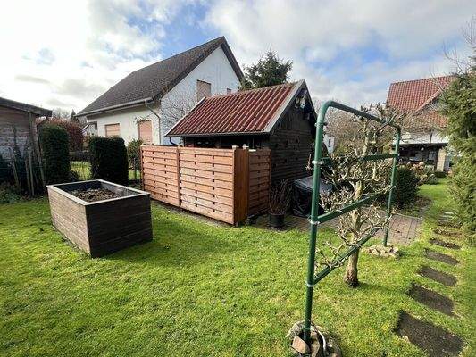 Gartenhaus und Hochbeet