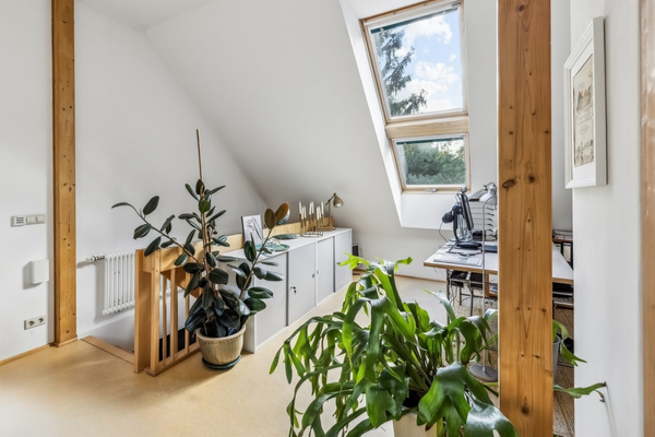 Großzügiges, lichtdurchflutetes Dachgeschoss