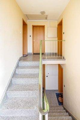 Treppenhaus mit Wohnungstür (oben rechts)