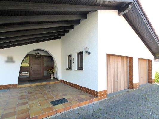 Hauseingang mit Doppelgarage