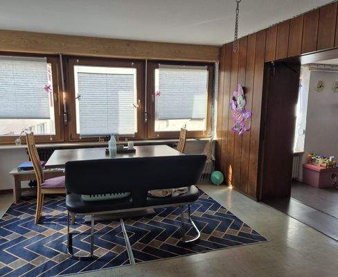 Esszimmer mit Zugang zum Wohnzimmer