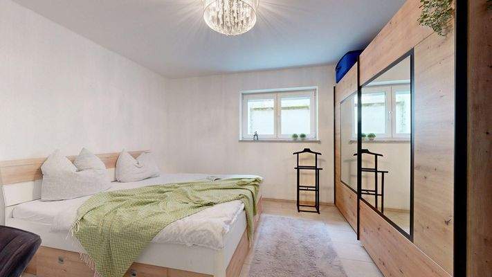 Schlafzimmer mit viel Platz