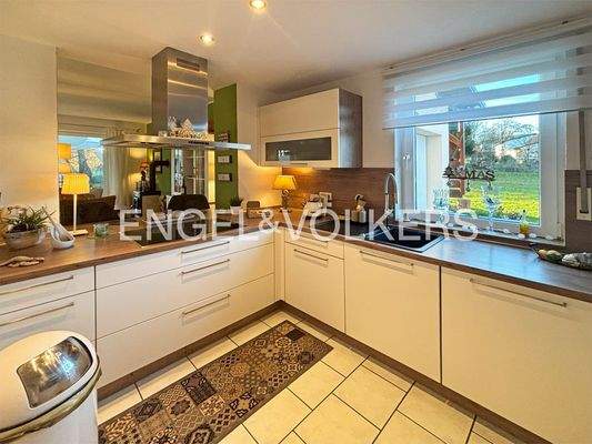 Moderne Küche mit hochwertigen Geräten
