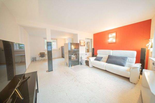 Wohnzimmer mit Kamin