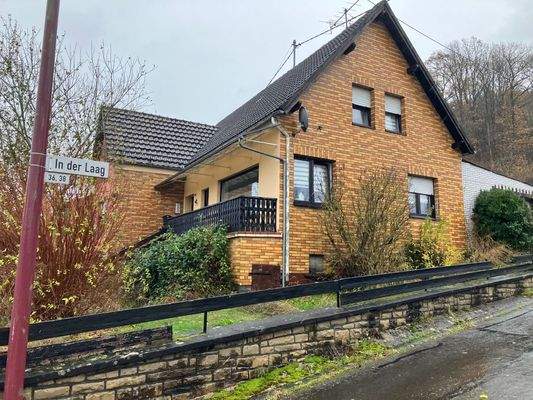 Seitenansicht rechts mit Blick zum Eingangsbereich