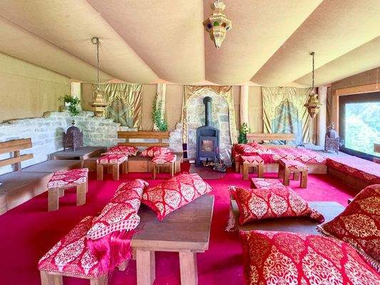 Außenbereich im Zelt mit Ofen