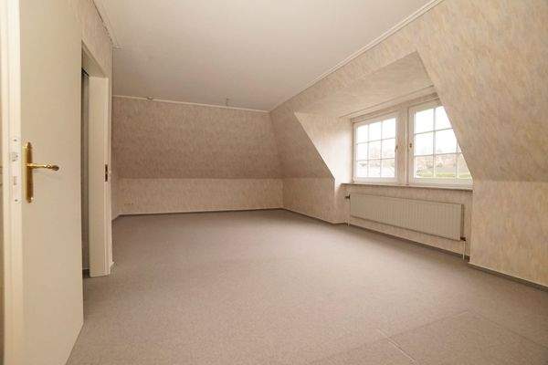 Großes Zimmer im Dachgeschoss