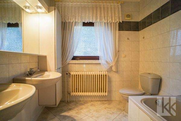 Geräumiges Badezimmer mit...