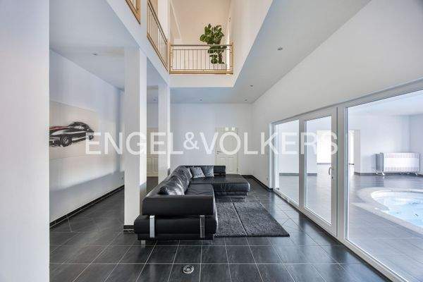 Wohnbereich im Unterschoss mit Blick auf den Indoor-Pool