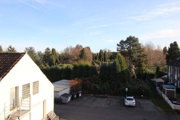 BLICK VON DER TERRASSE AUF DIE PARKFLÄCHE DIREKT AM HAUS