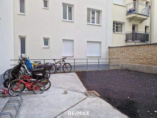 Innenhof mit Fahrradabstellplätze