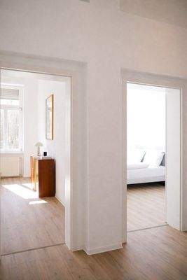 Blick in Wohn- & Schlafzimmer