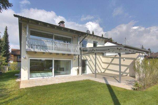 Südansicht mit Terrasse und überdachter Pergola